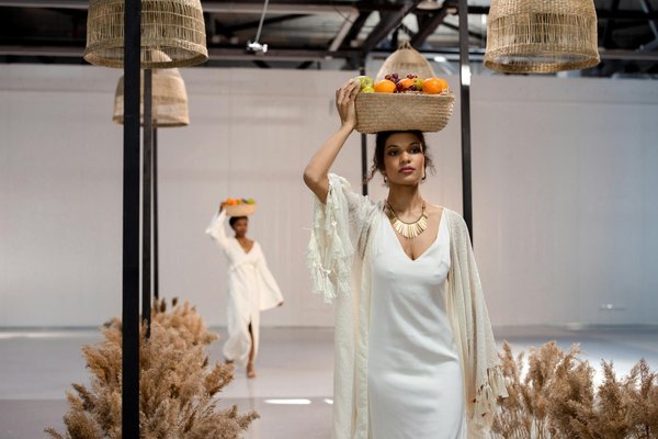 Guide Créatif : Associer des Robes à Franges avec des Accessoires Contemporains