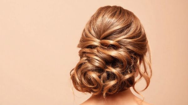 Les meilleures astuces pour un chignon flou élégant en toutes occasions